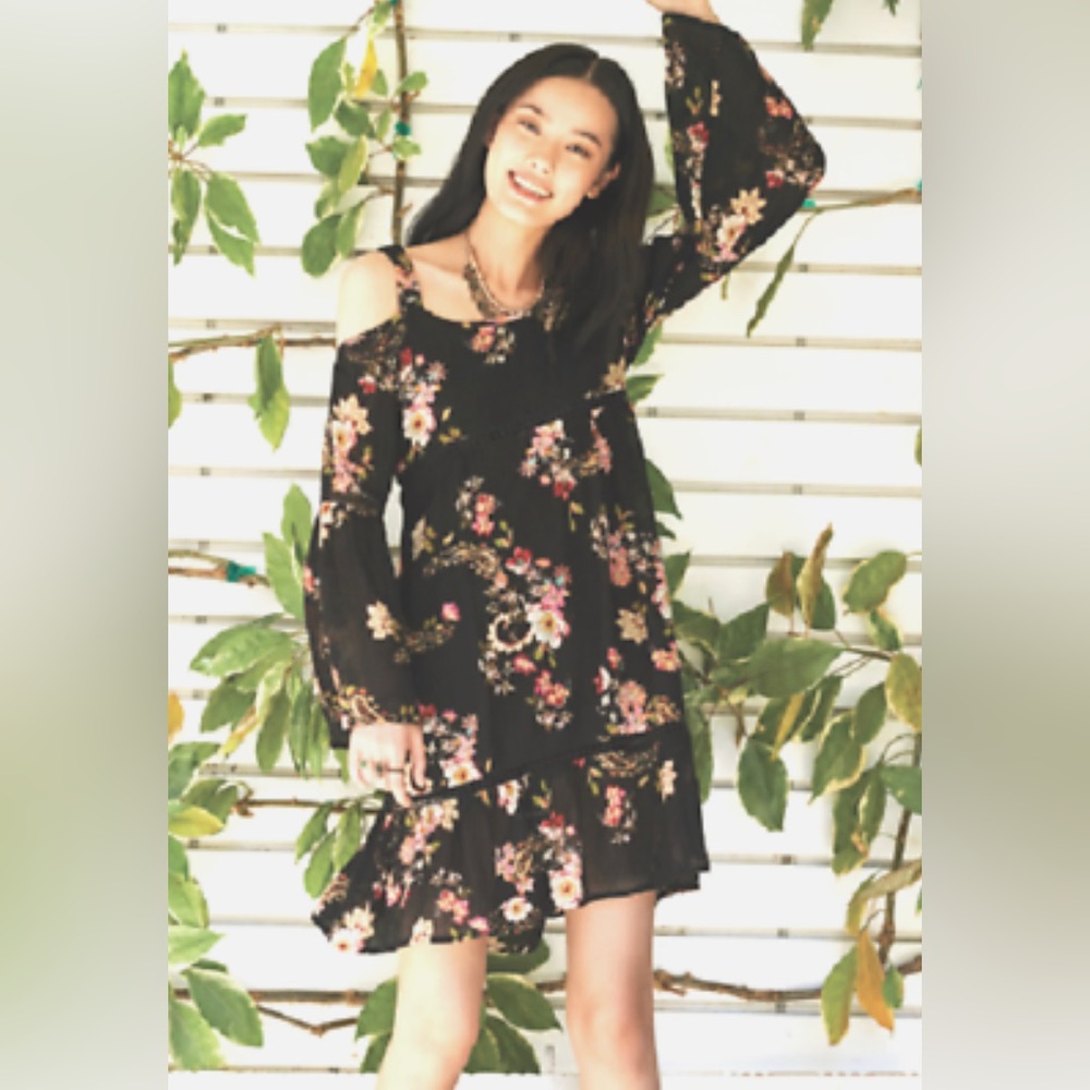 Bila Boho Cold Shoulder Floral Dress Sz Medium NWOT